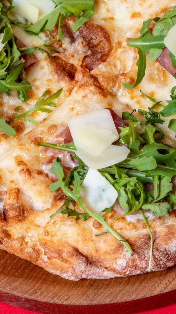 pizza roquette jambon et parmesan